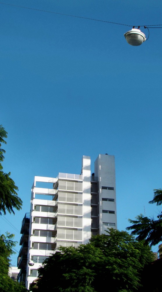 Flashback: Residential Building in Rosario / Rafael Iglesia