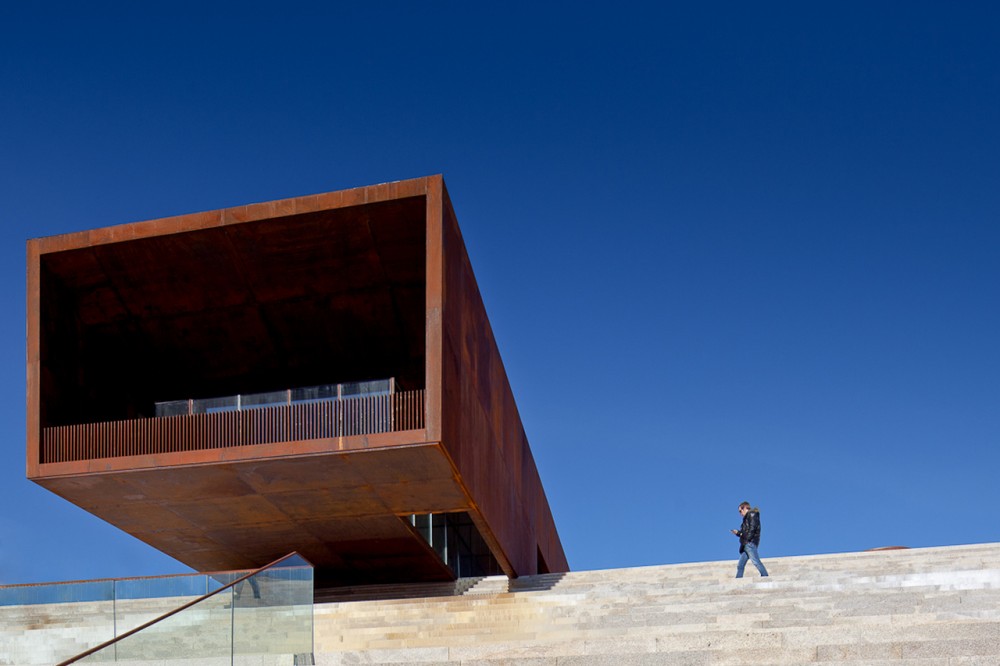 Lamego Multi Purpose Pavillion / Barbosa & Guimarães (15) © Jose Campos