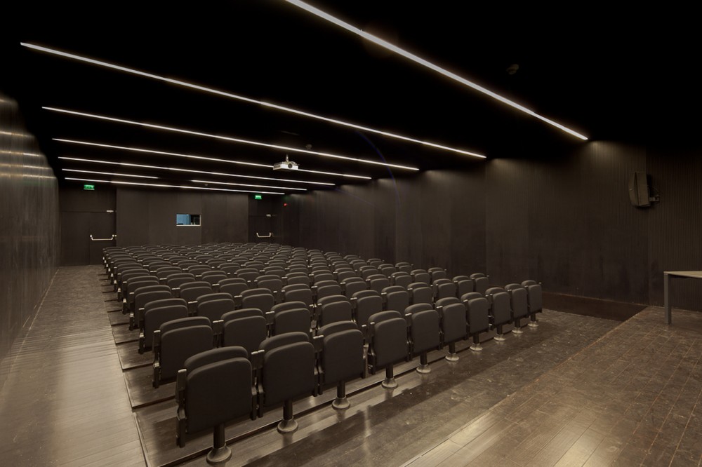 Lamego Multi Purpose Pavillion / Barbosa & Guimarães (7) © Jose Campos