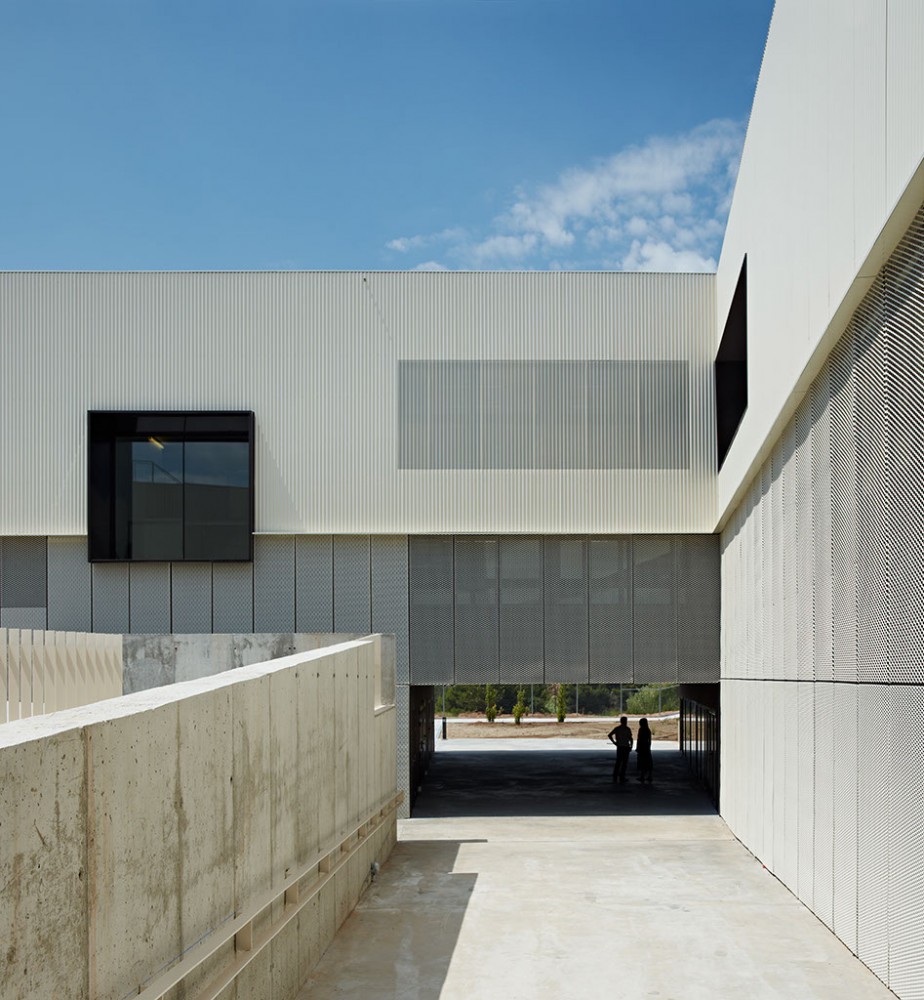 Kindergarden, Primary and Secondary School “Les Vinyes” / MMDM Arquitectes S.C.P.