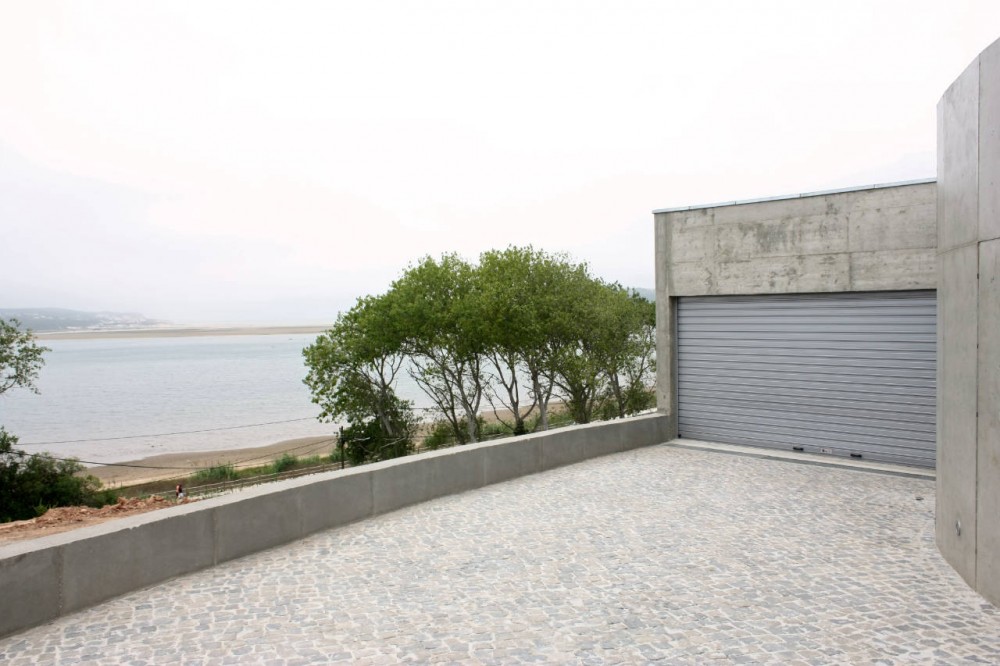 House Foz do Arelho / Alexandre Burmester Arquitectos Associados