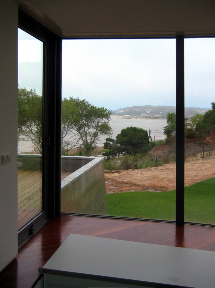 House Foz do Arelho / Alexandre Burmester Arquitectos Associados