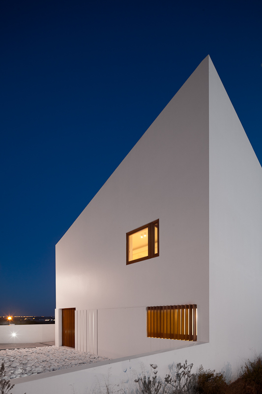 House in Mexilhoeira-Grande / Marco Arraiolos