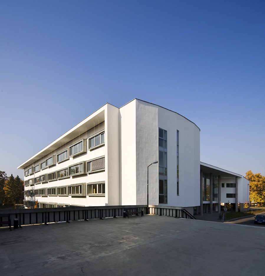 In Vitro Diagnostic Centre / Peter Kovacs DLA + Istvan Lengyel