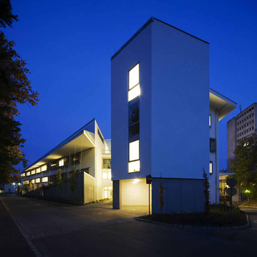 In Vitro Diagnostic Centre / Peter Kovacs DLA + Istvan Lengyel