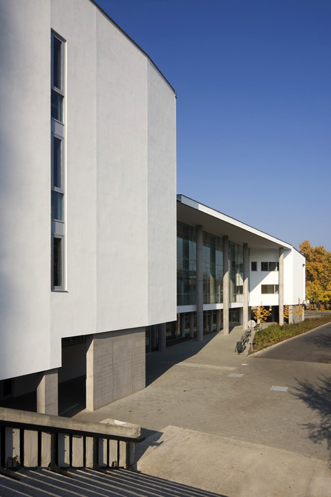 In Vitro Diagnostic Centre / Peter Kovacs DLA + Istvan Lengyel