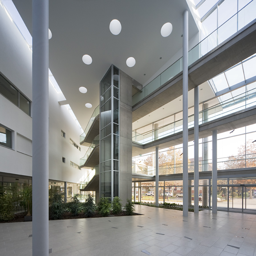 In Vitro Diagnostic Centre / Peter Kovacs DLA + Istvan Lengyel
