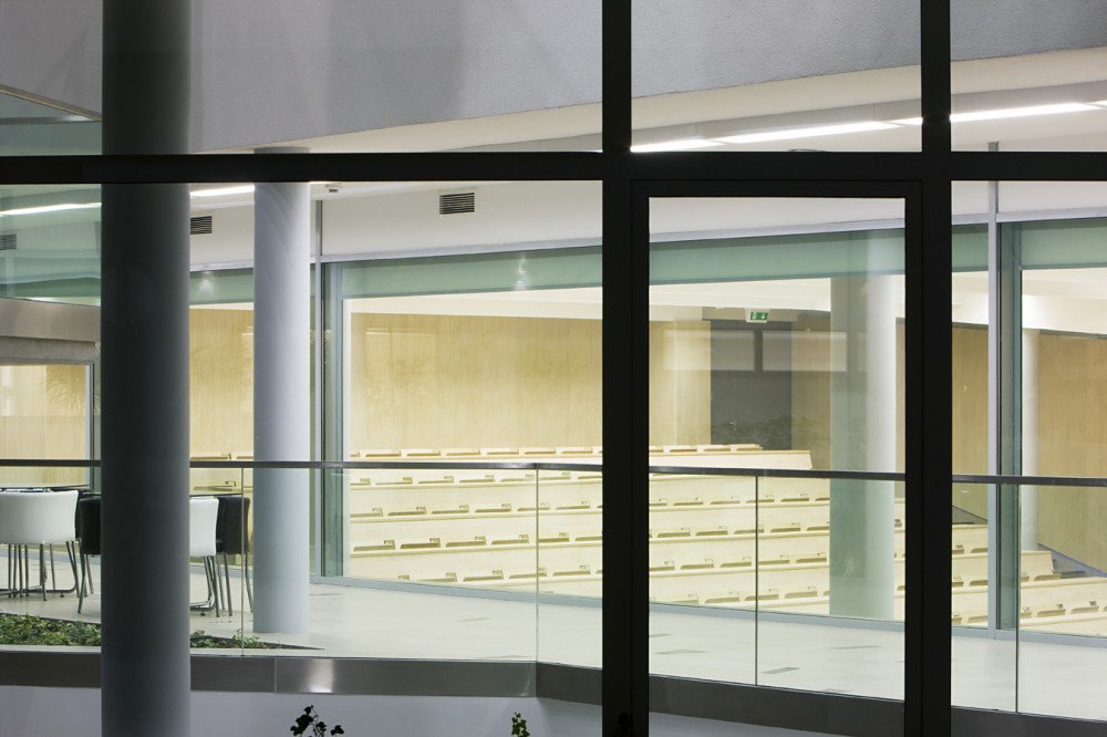 In Vitro Diagnostic Centre / Peter Kovacs DLA + Istvan Lengyel
