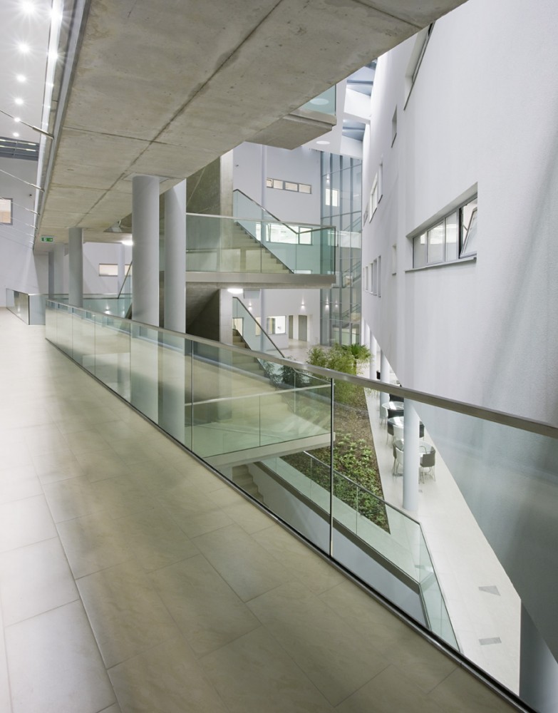 In Vitro Diagnostic Centre / Peter Kovacs DLA + Istvan Lengyel