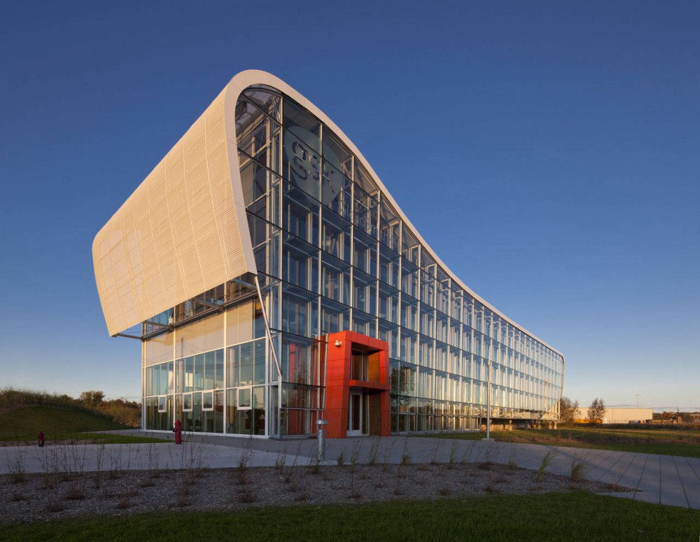 Administrative Building of GlaxoSmithKline Inc. / Coarchitecture
