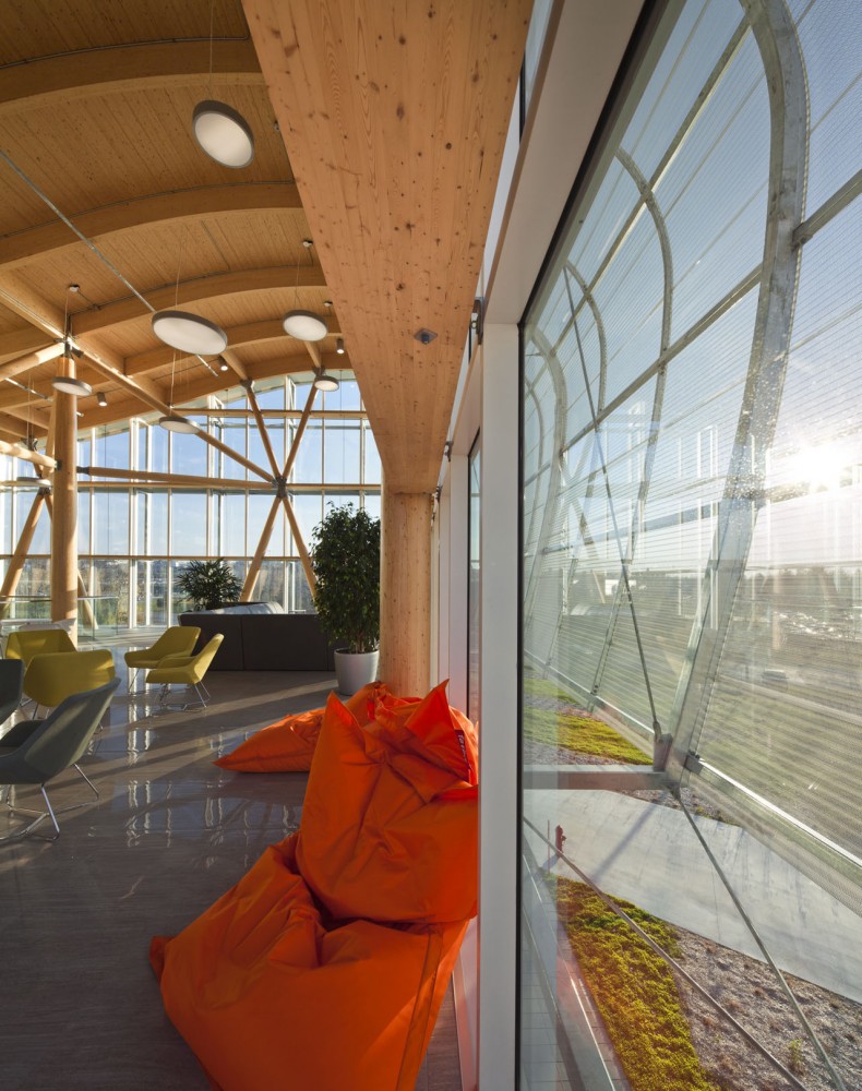 Administrative Building of GlaxoSmithKline Inc. / Coarchitecture