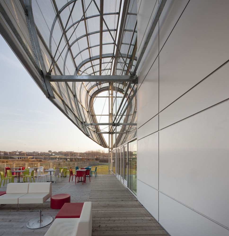 Administrative Building of GlaxoSmithKline Inc. / Coarchitecture