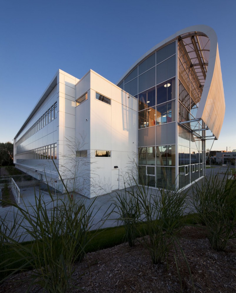 Administrative Building of GlaxoSmithKline Inc. / Coarchitecture