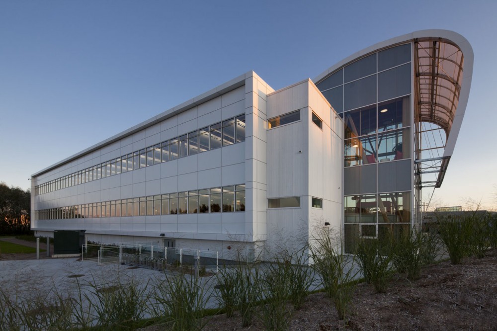 Administrative Building of GlaxoSmithKline Inc. / Coarchitecture