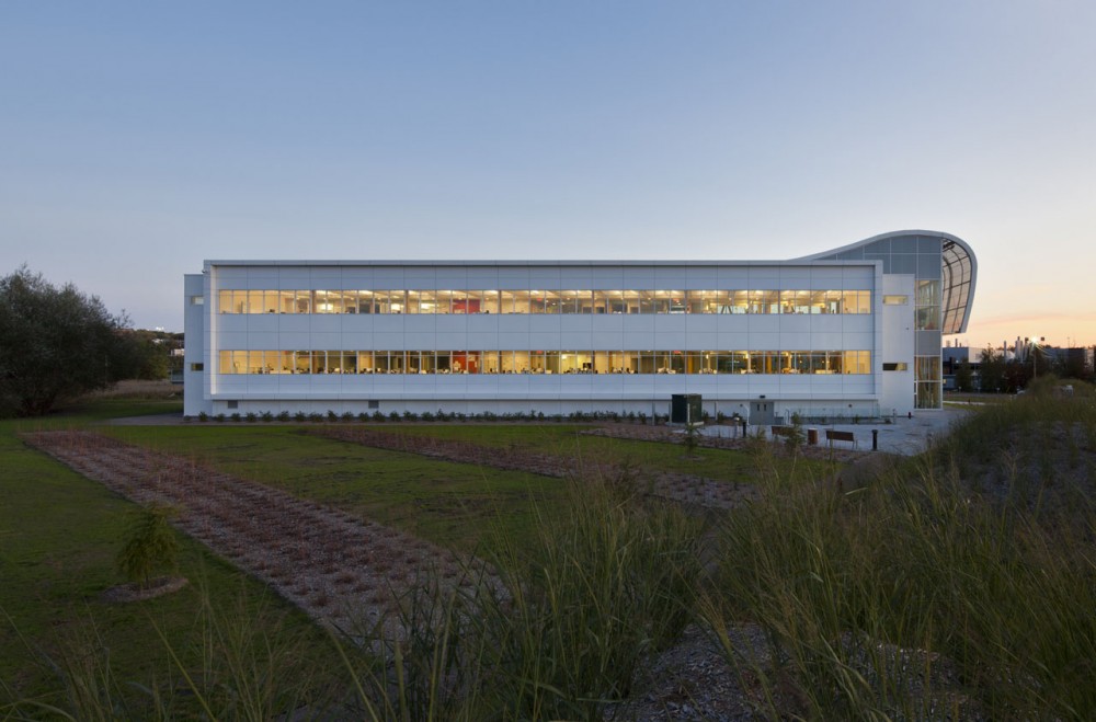 Administrative Building of GlaxoSmithKline Inc. / Coarchitecture