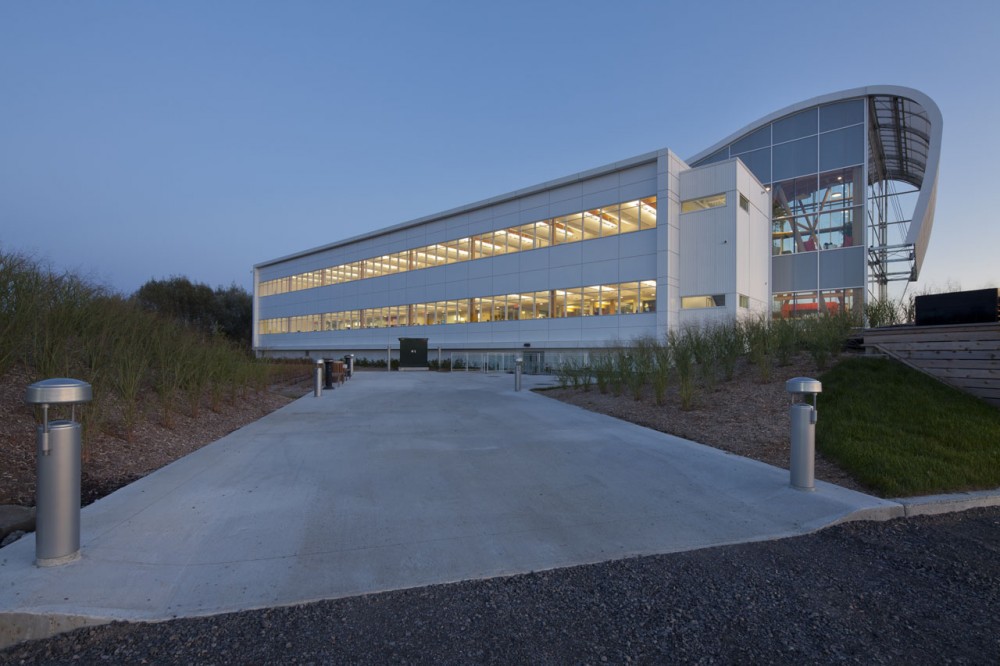 Administrative Building of GlaxoSmithKline Inc. / Coarchitecture