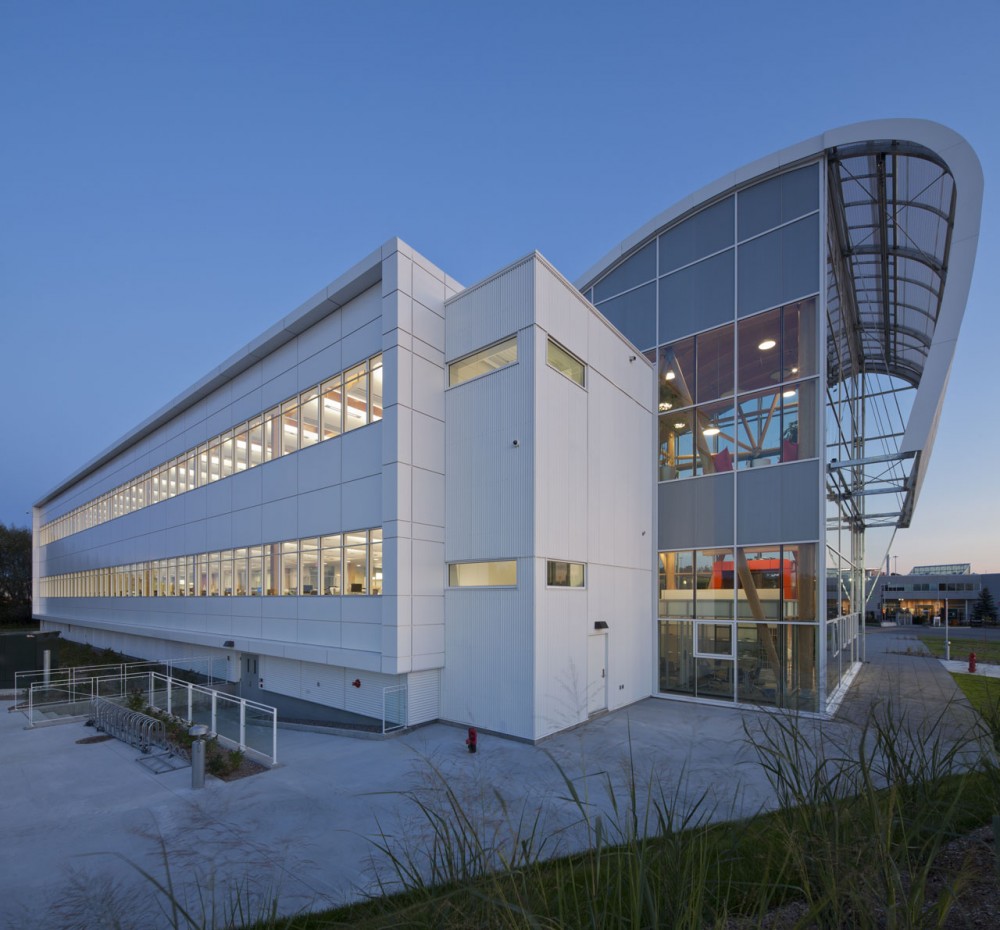 Administrative Building of GlaxoSmithKline Inc. / Coarchitecture