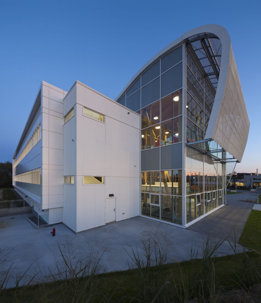 Administrative Building of GlaxoSmithKline Inc. / Coarchitecture