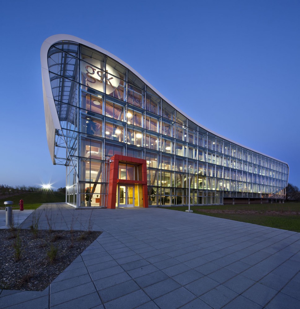Administrative Building of GlaxoSmithKline Inc. / Coarchitecture