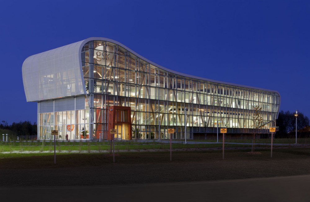 Administrative Building of GlaxoSmithKline Inc. / Coarchitecture