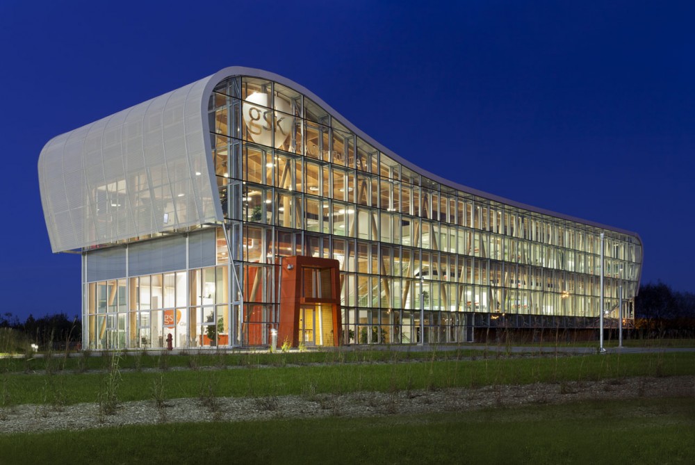 Administrative Building of GlaxoSmithKline Inc. / Coarchitecture