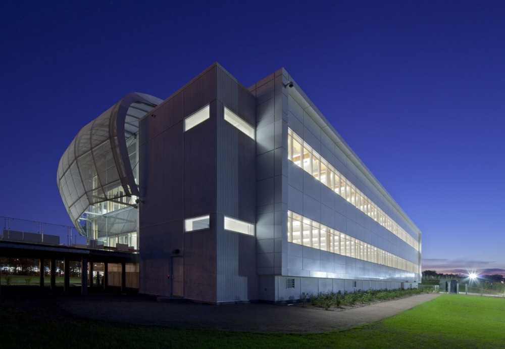 Administrative Building of GlaxoSmithKline Inc. / Coarchitecture