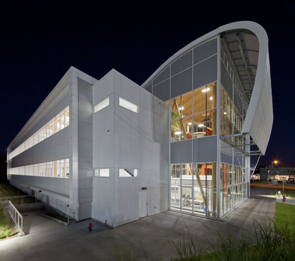 Administrative Building of GlaxoSmithKline Inc. / Coarchitecture