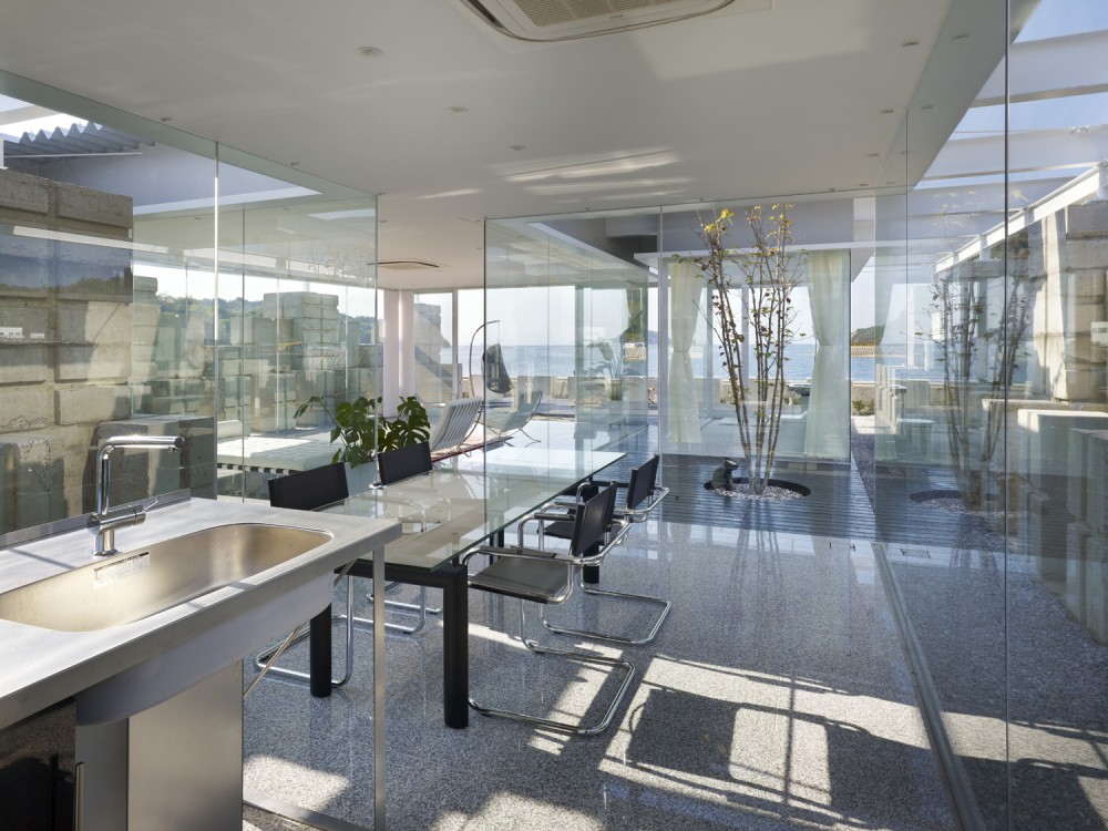Glass House for Diver / naf architect & design