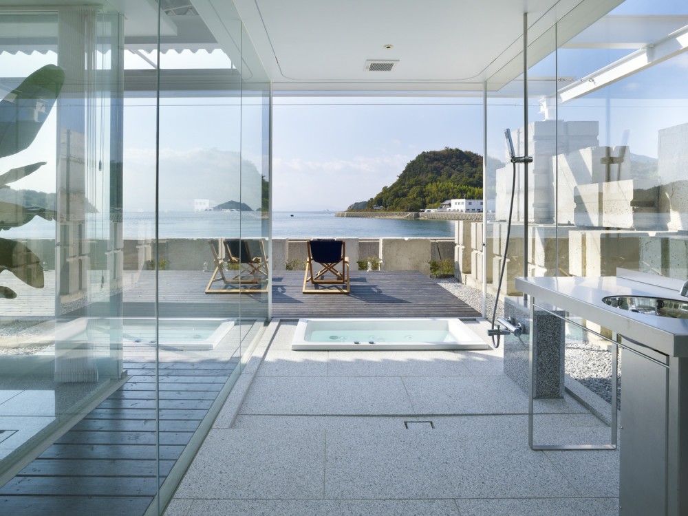 Glass House for Diver / naf architect & design