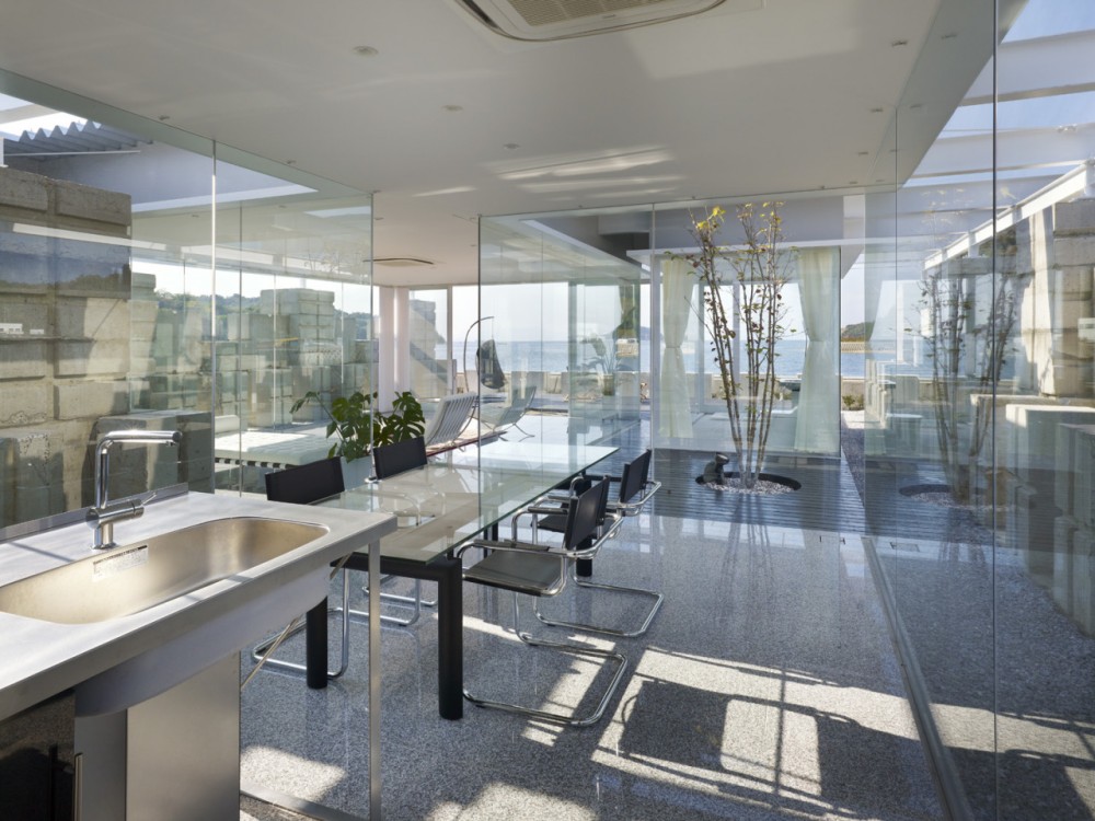 Glass House for Diver / naf architect & design