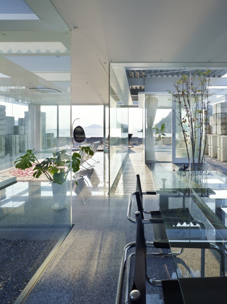 Glass House for Diver / naf architect & design