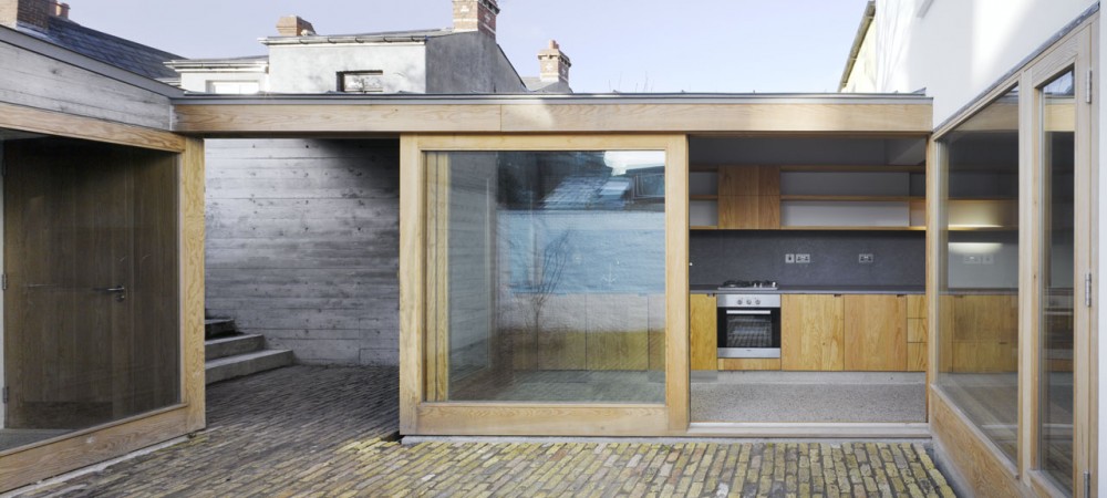 Laneway Wall Garden House / Donaghy & Dimond Architects