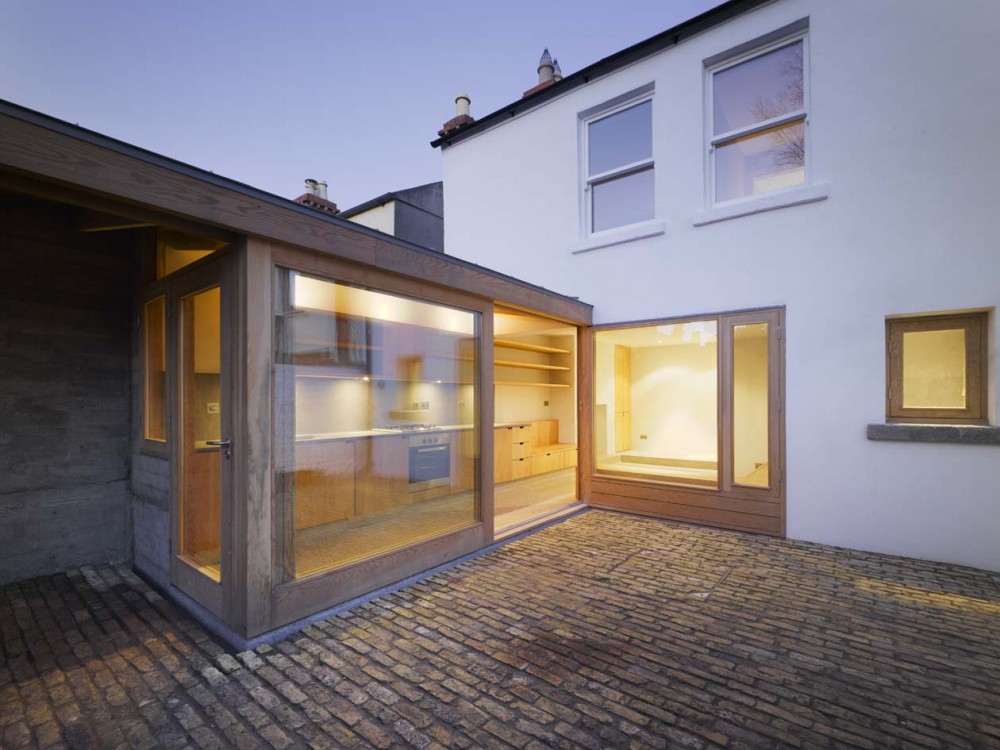 Laneway Wall Garden House / Donaghy & Dimond Architects