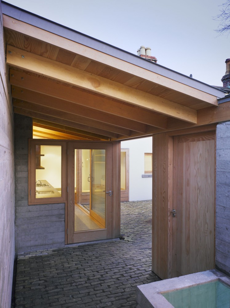 Laneway Wall Garden House / Donaghy & Dimond Architects