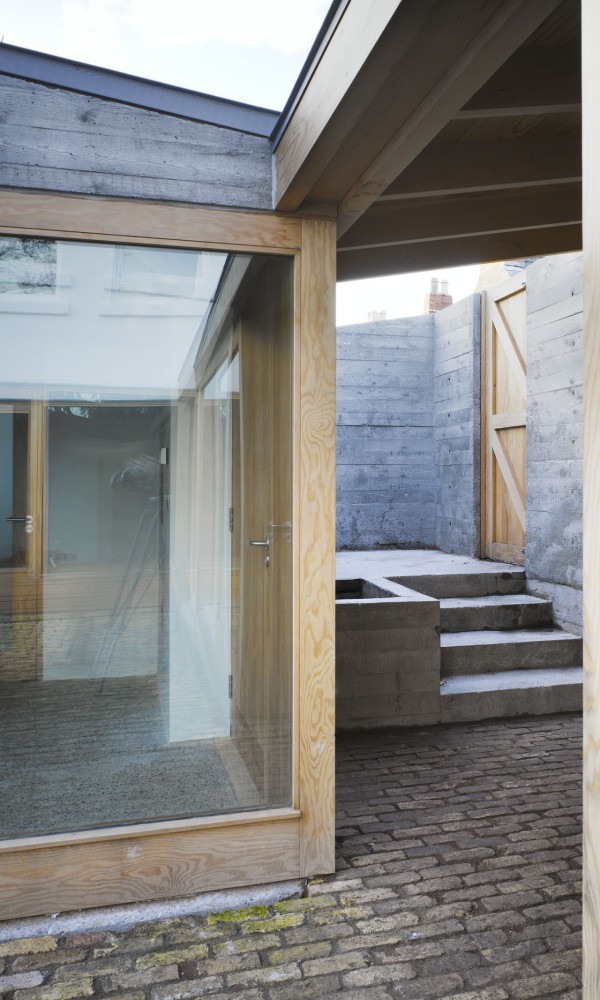 Laneway Wall Garden House / Donaghy & Dimond Architects