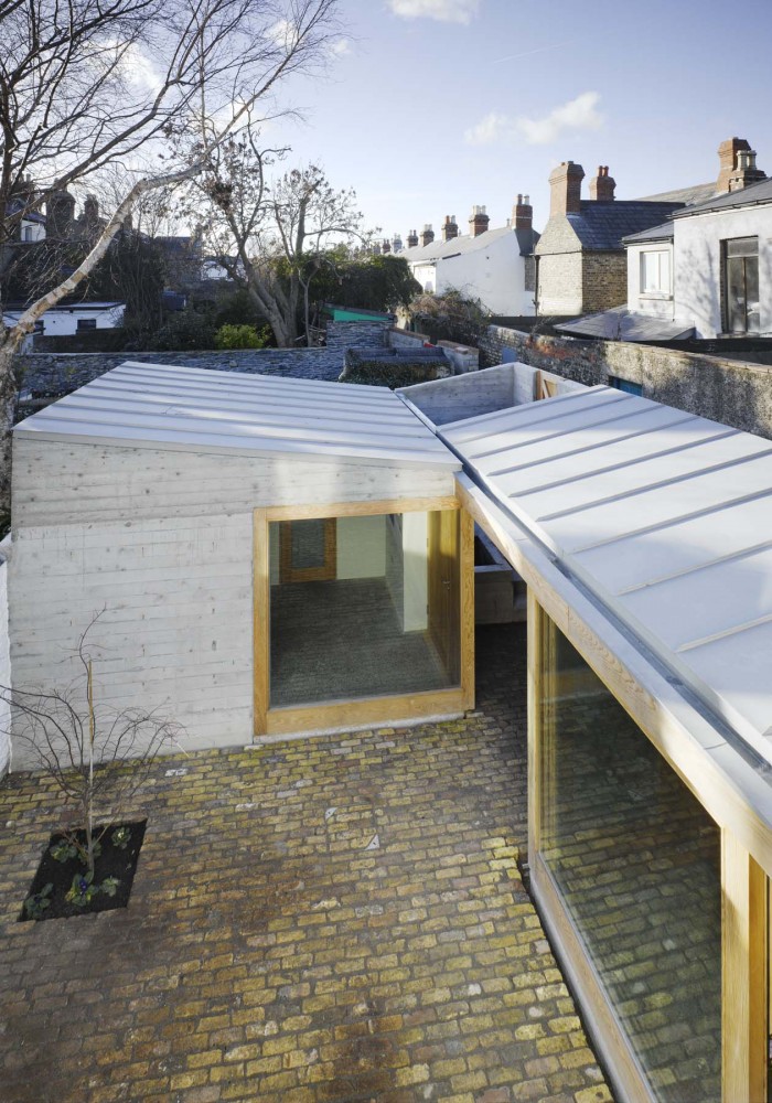 Laneway Wall Garden House / Donaghy & Dimond Architects