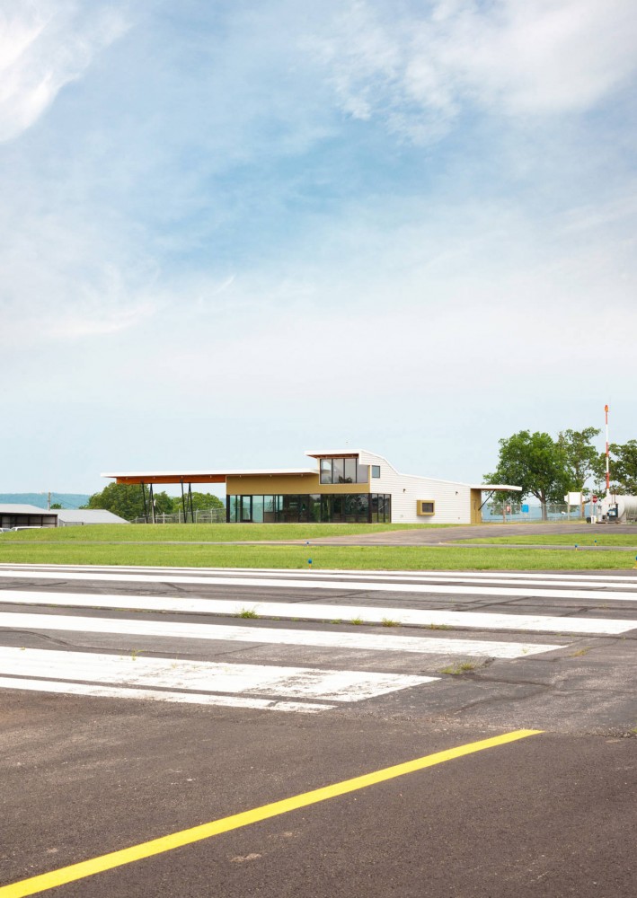 Carroll County Airport Terminal / Modus Studio