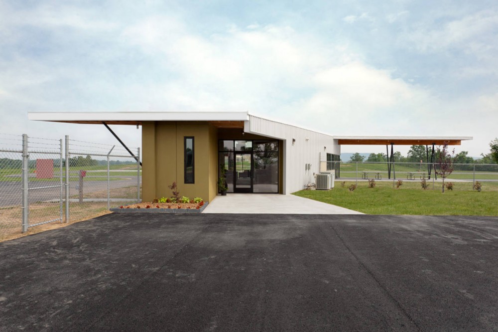 Carroll County Airport Terminal / Modus Studio