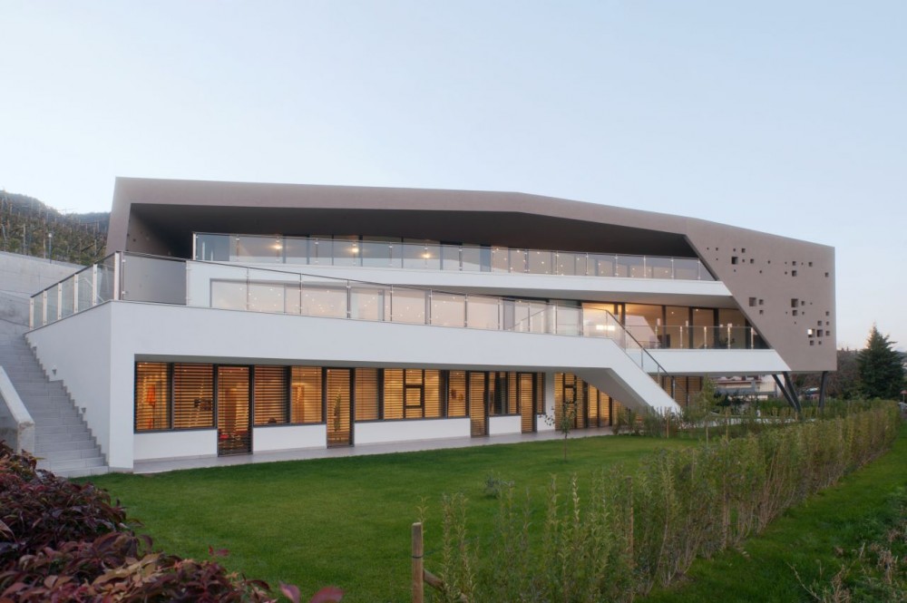Two family house Giacomuzzi / Monovolume architecture