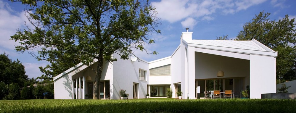 Summer House / Tamas Bulcsu + Eva Fortvingler