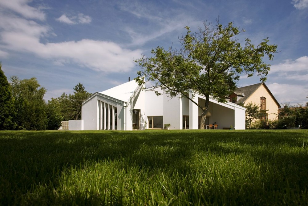 Summer House / Tamas Bulcsu + Eva Fortvingler