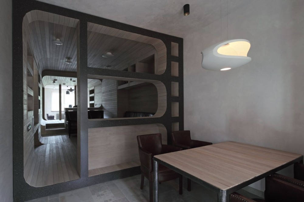 Smolenka “Oak Tube’’ Apartment / Peter Kostelov
