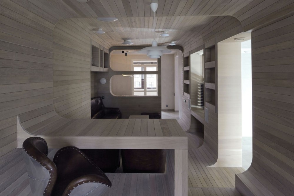 Smolenka “Oak Tube’’ Apartment / Peter Kostelov