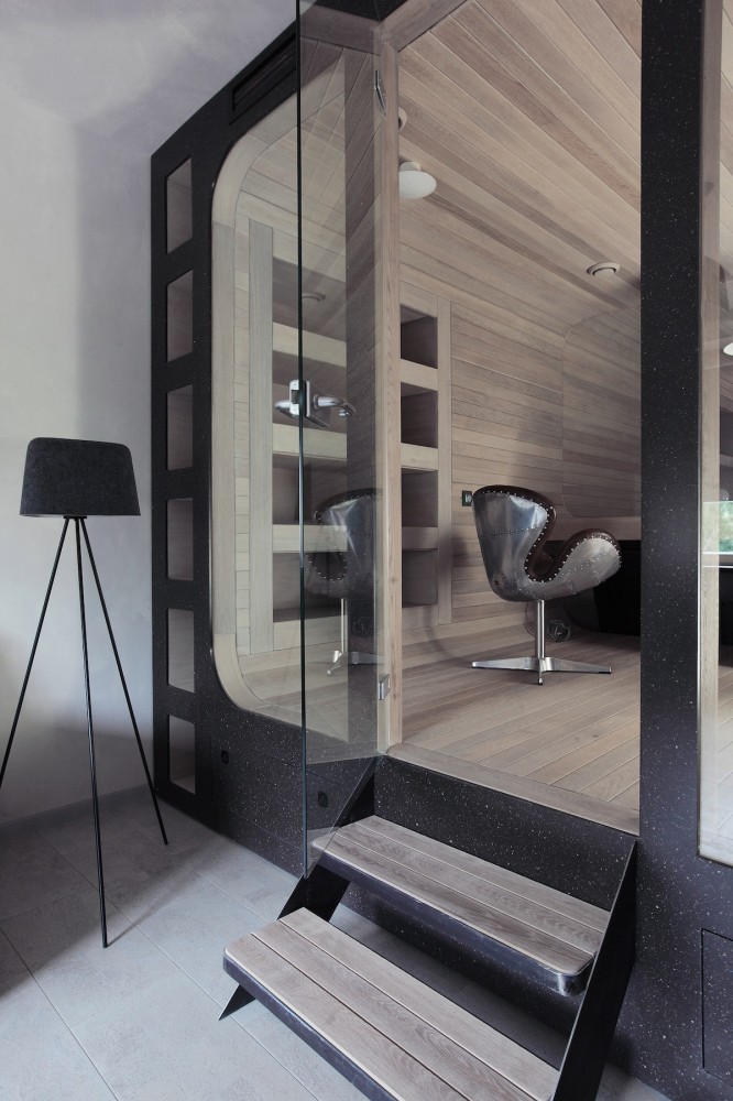Smolenka “Oak Tube’’ Apartment / Peter Kostelov