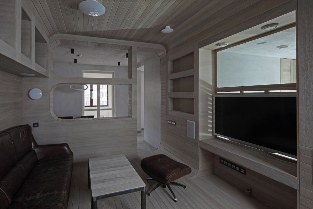 Smolenka “Oak Tube’’ Apartment / Peter Kostelov