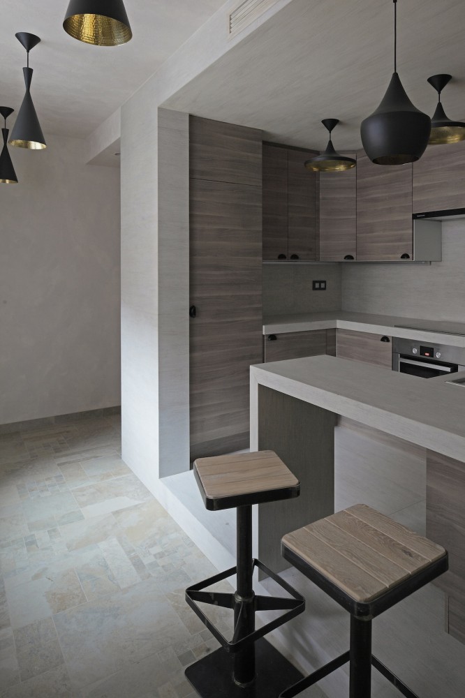 Smolenka “Oak Tube’’ Apartment / Peter Kostelov