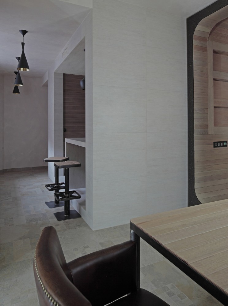 Smolenka “Oak Tube’’ Apartment / Peter Kostelov