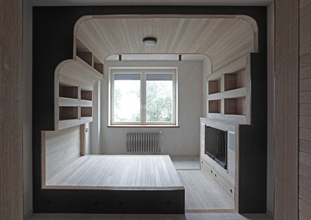 Smolenka “Oak Tube’’ Apartment / Peter Kostelov