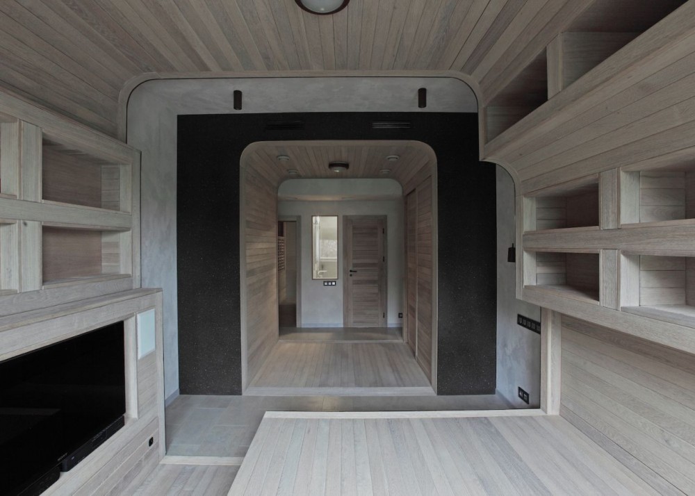 Smolenka “Oak Tube’’ Apartment / Peter Kostelov