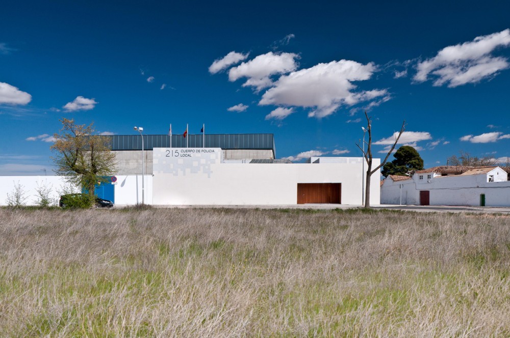 Police Station of Manzanares / Estudio Lamazeta